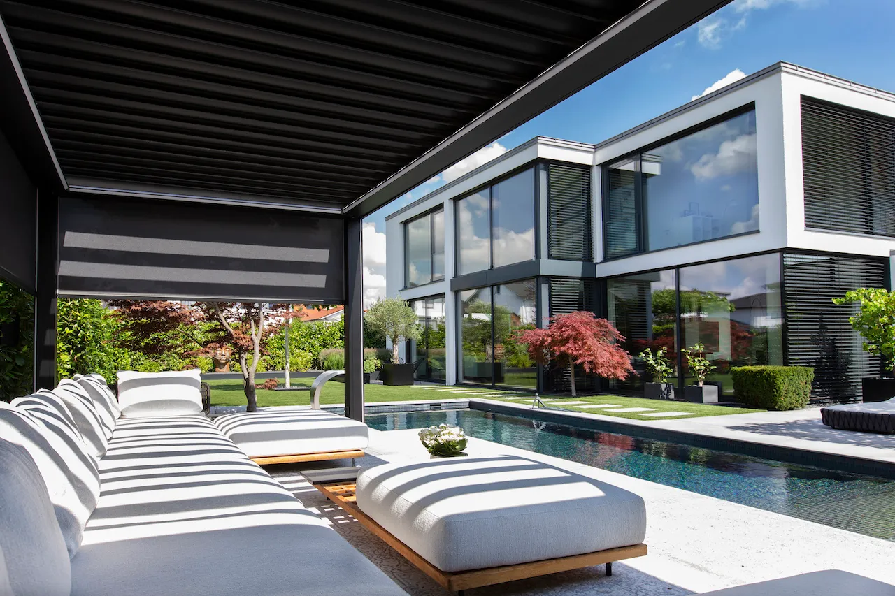 Lamellendach an moderner Terrasse