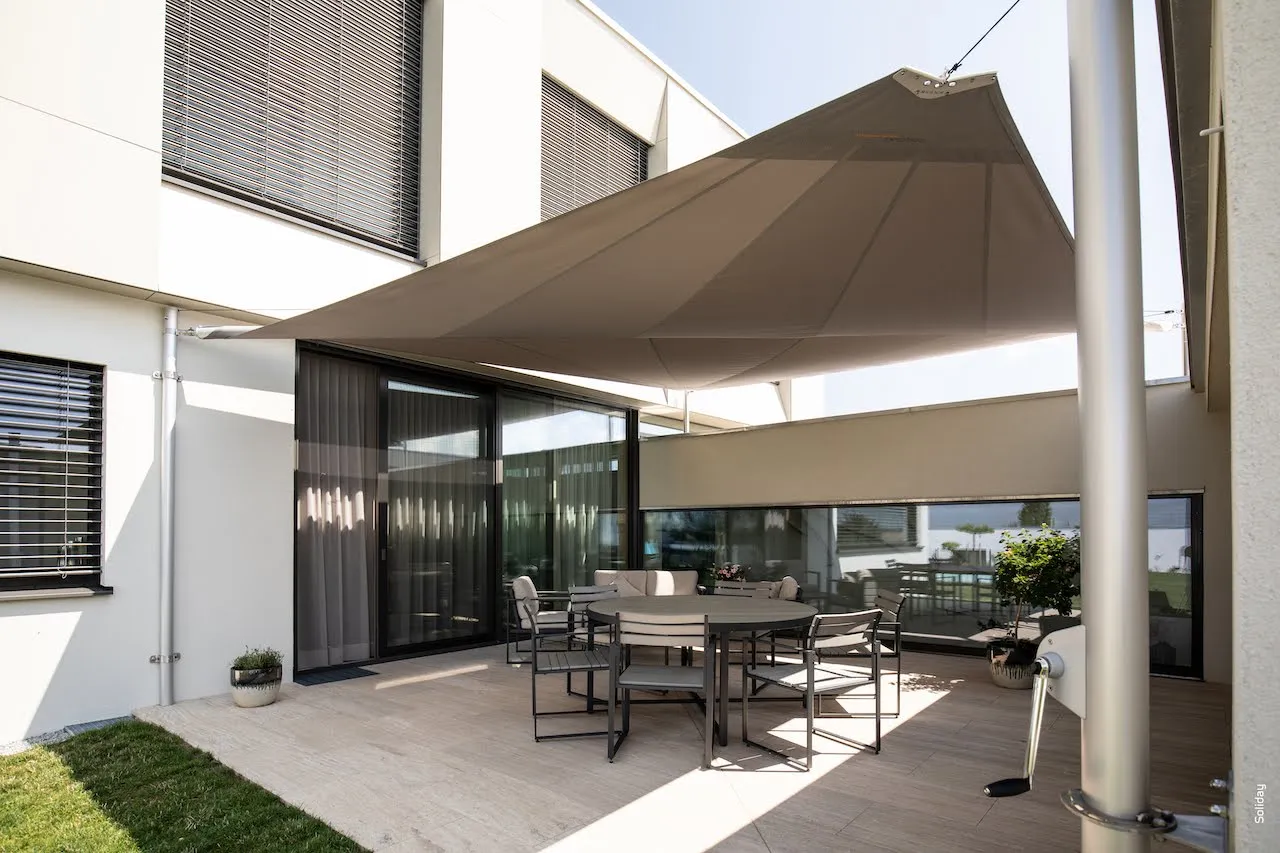 Nachher: Terrasse mit Sonnensegel