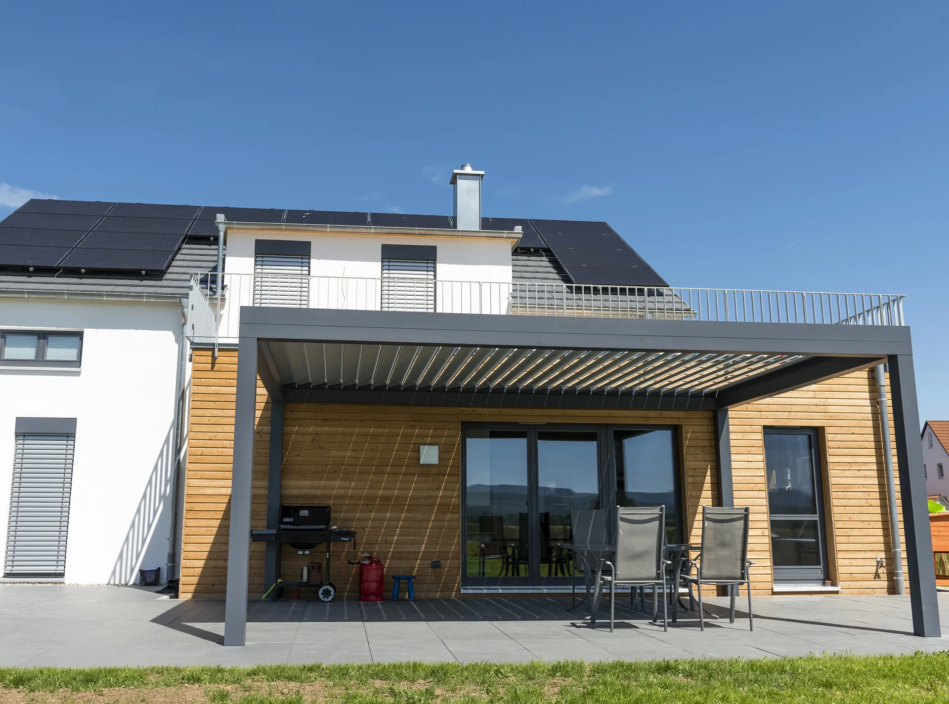 Nachher: Terrasse mit Lamellendach
